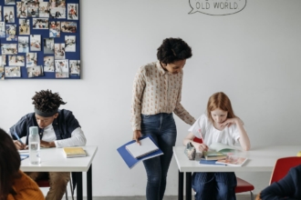 Quizizz vs Quizlet: A close-up look at 2 top quiz tools